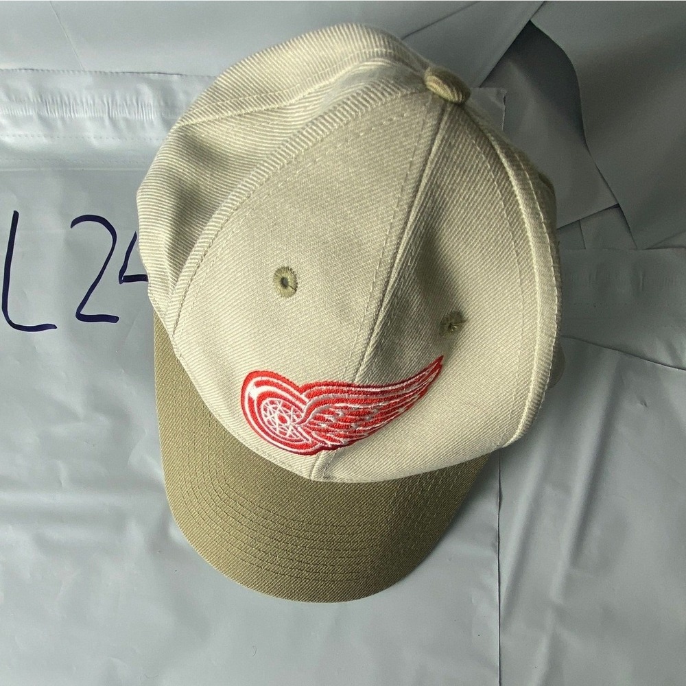 Detroit Red Wings Baseball Cap Fitted Hat Tan Red Logo NHL‎ Hockey Apparel